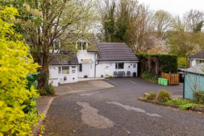 Roger Ground Guest House - with Onsite Car Parking
